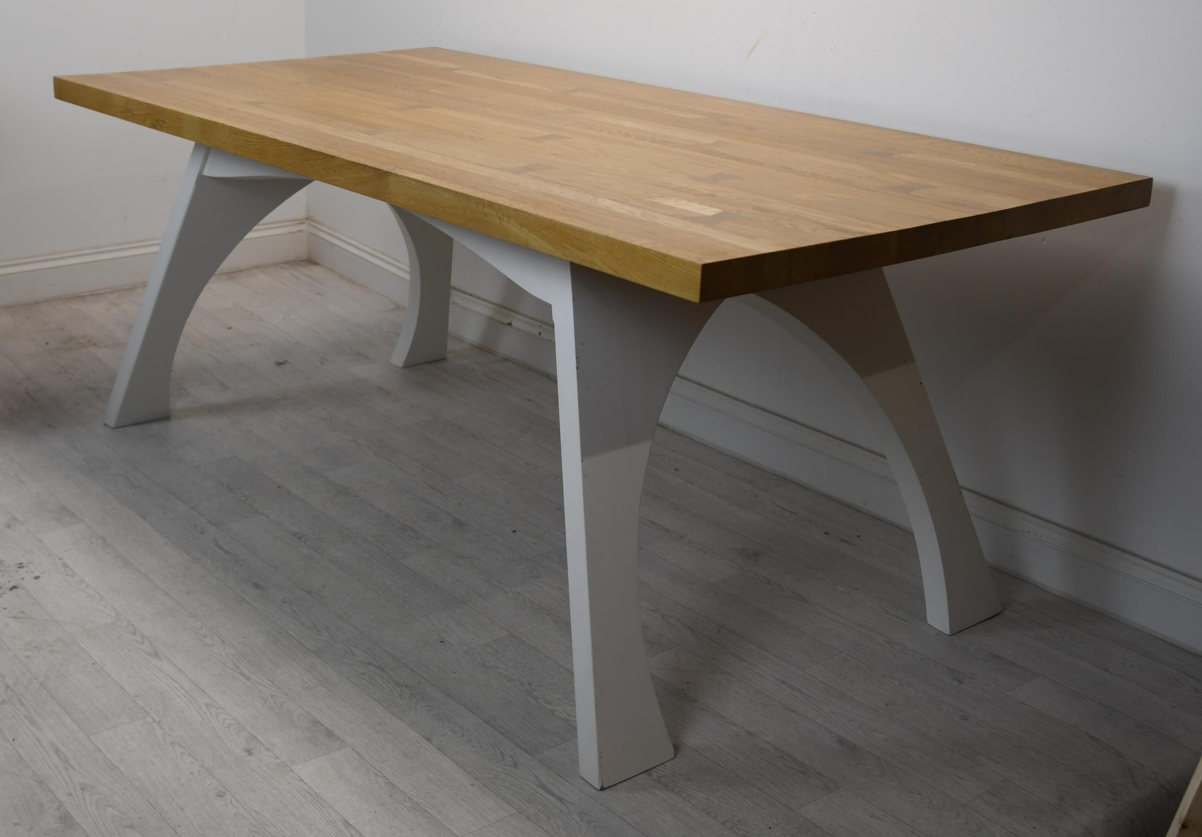 A contemporary oak topped dining table on painted base. H.79 W.200 D.100 - Bild 2 aus 4