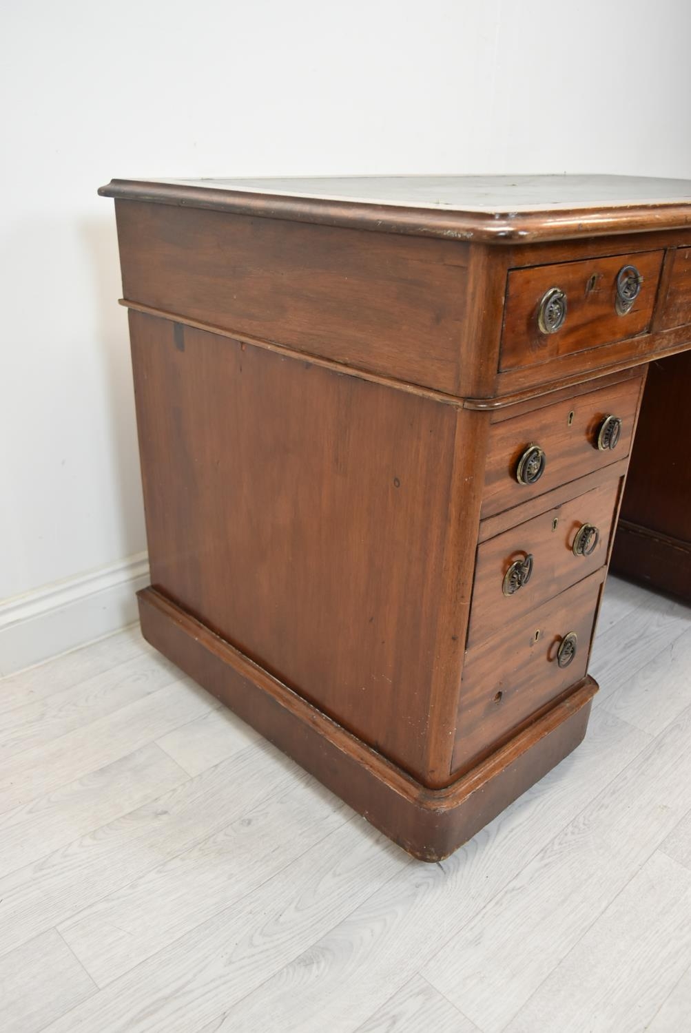 Pedestal desk. 19th century mahogany. In three parts. H.77 W.125 D.67 cm. - Image 4 of 4