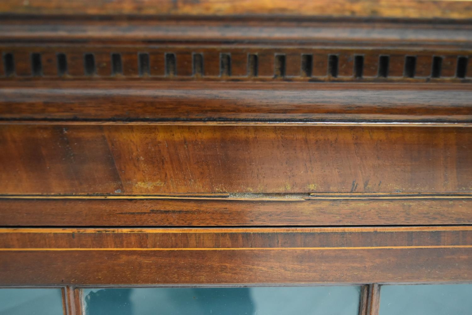 A George III mahogany single door corner cupboard with dentil cornice and single astragal glazed - Image 7 of 9