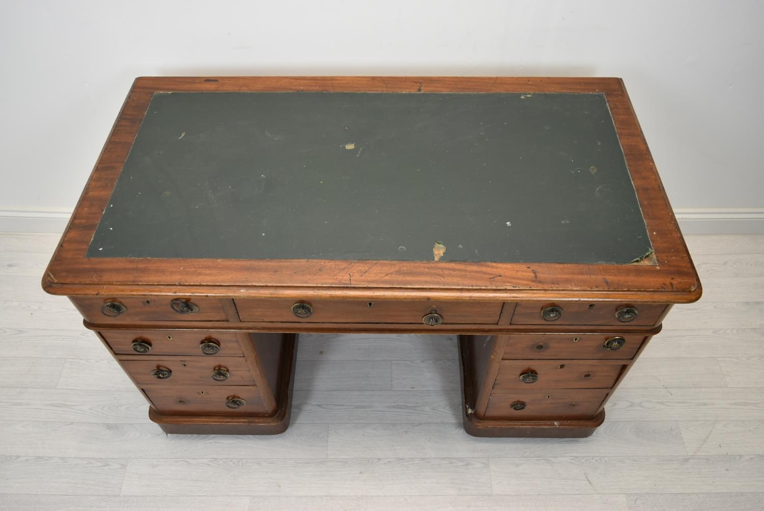 Pedestal desk. 19th century mahogany. In three parts. H.77 W.125 D.67 cm. - Image 2 of 4