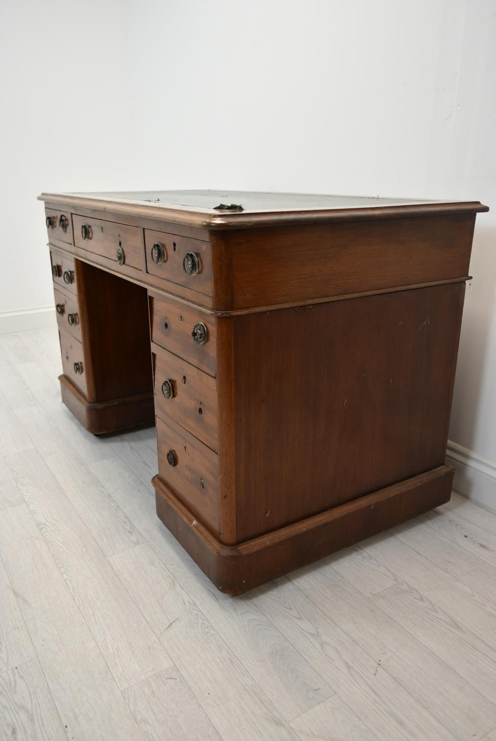 Pedestal desk. 19th century mahogany. In three parts. H.77 W.125 D.67 cm. - Image 3 of 4