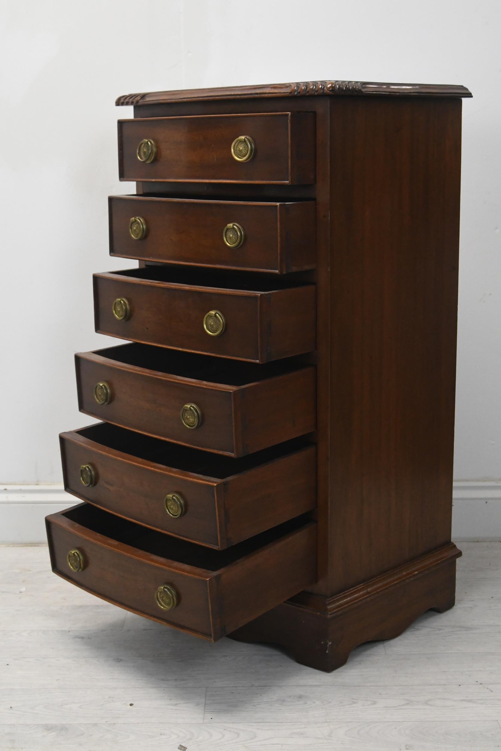 Chests of drawers, a pair, Georgian style mahogany. H.90 W.47 D.36 - Image 3 of 4