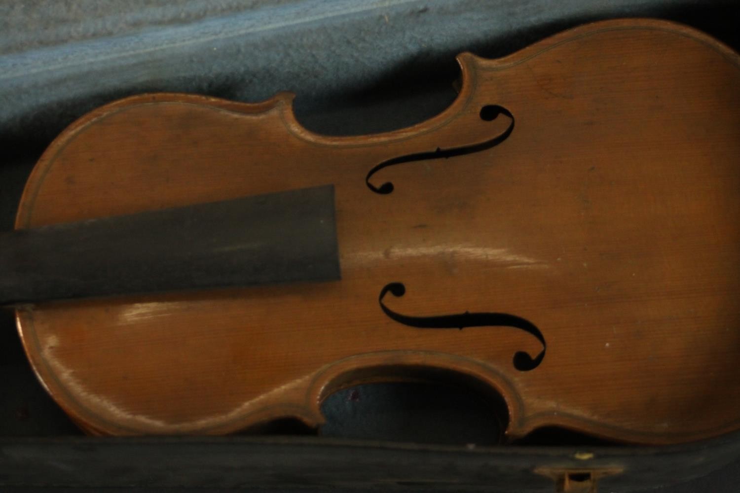 An early 20th century cased concert violin with Stradivarius label, dated 1722. H.7 W.40 D.30cm. - Image 3 of 19