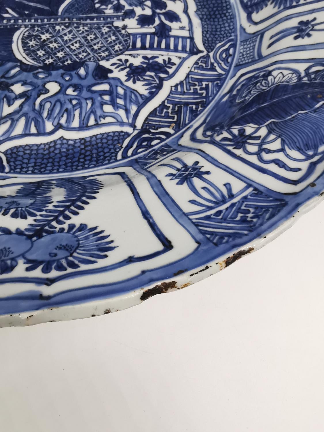 A very large Kangxi period Chinese Kraak blue and white charger decorated to its center with a - Image 8 of 14