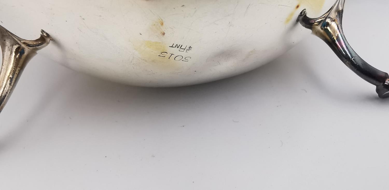 An Edwardian sterling silver sauce boat by Joseph Rodgers & Sons (handle broken) along with a - Image 9 of 14