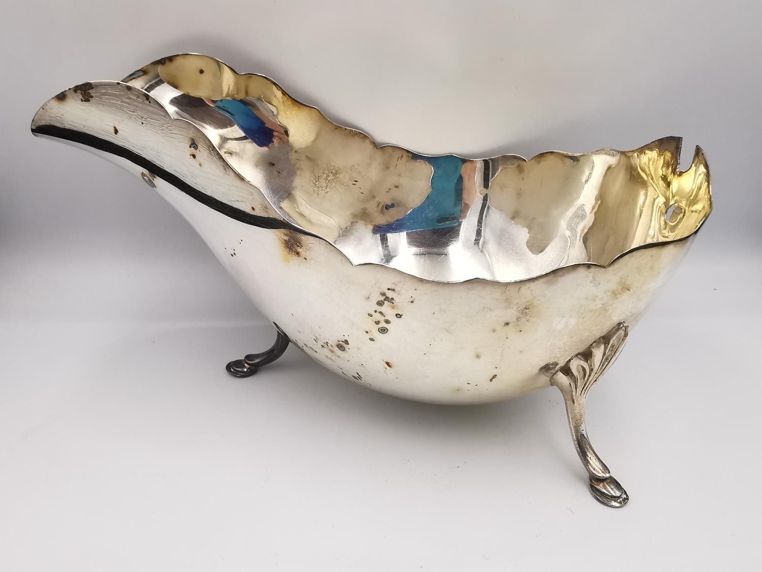 An Edwardian sterling silver sauce boat by Joseph Rodgers & Sons (handle broken) along with a - Image 4 of 14