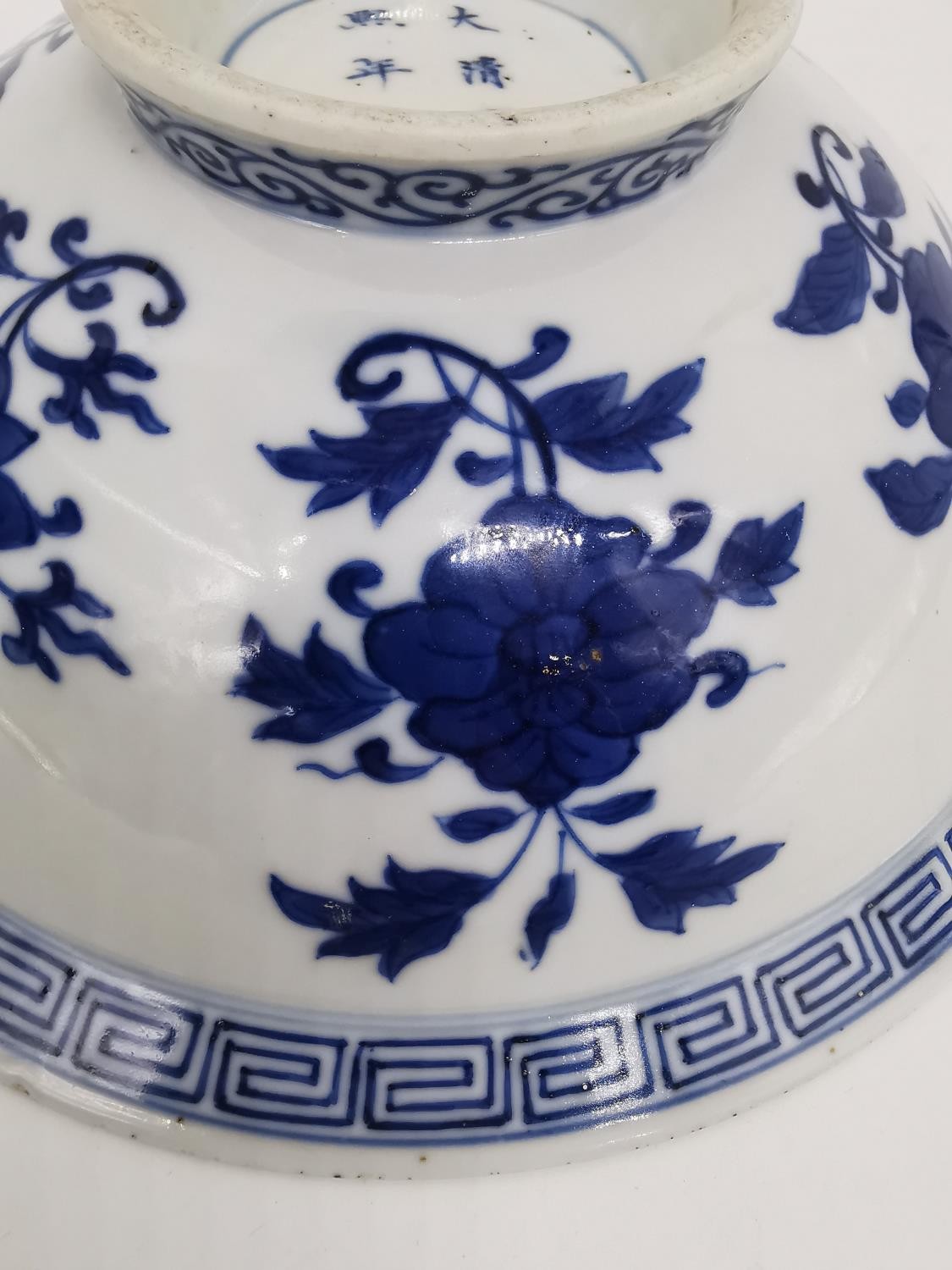 A Kangxi period Chinese blue and white footed stylised Lotus flower bowl. Around the rim a Greek key - Image 7 of 11