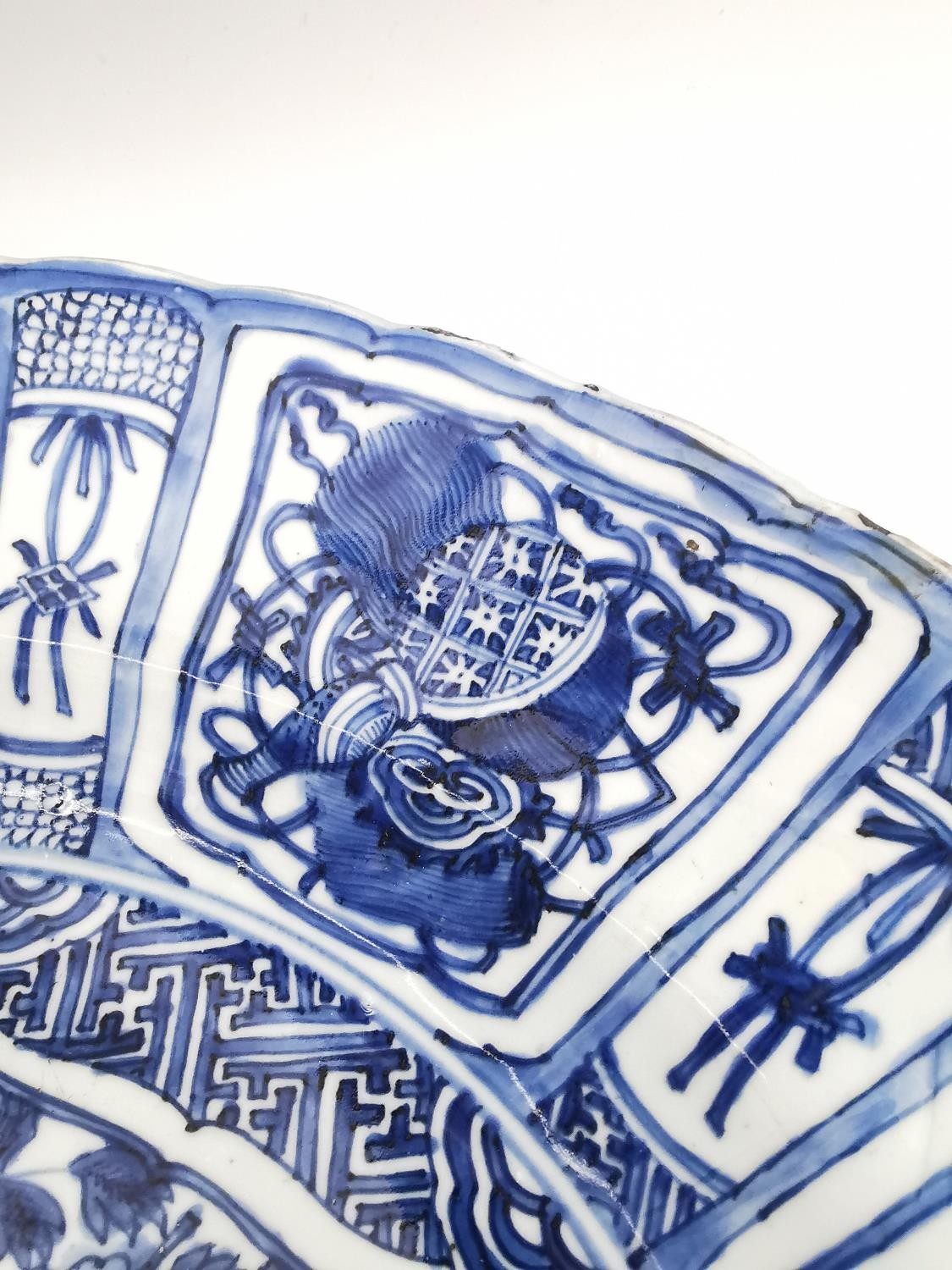 A very large Kangxi period Chinese Kraak blue and white charger decorated to its center with a - Image 4 of 14