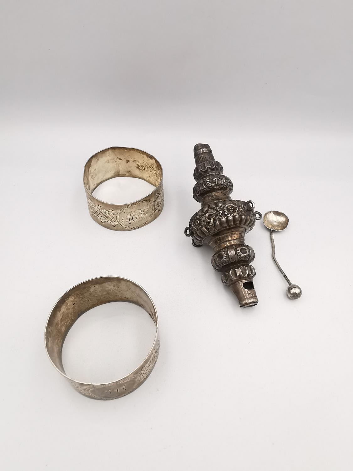 A collection of silver items, including a circular silver easel picture frame, two napkin rings, a - Image 7 of 9