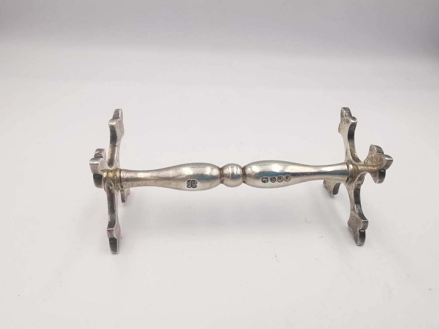 A collection of knife rests, a pair of Victorian silver knife rests with cross design ends by - Image 4 of 9