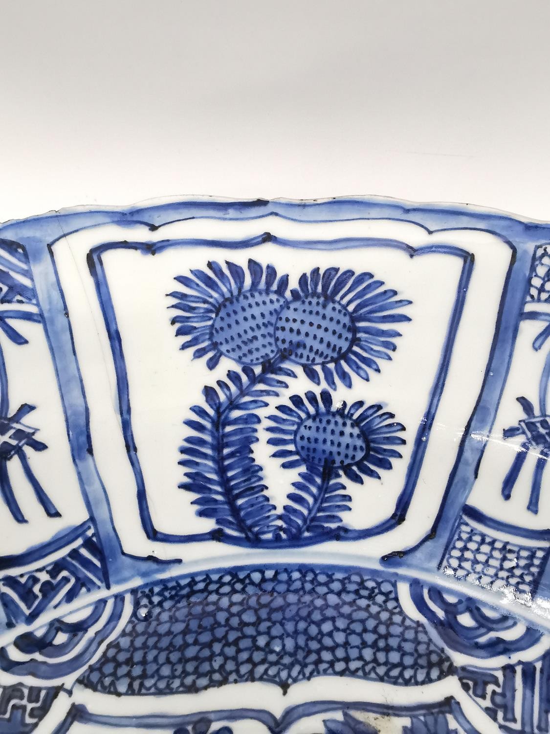A very large Kangxi period Chinese Kraak blue and white charger decorated to its center with a - Image 3 of 14