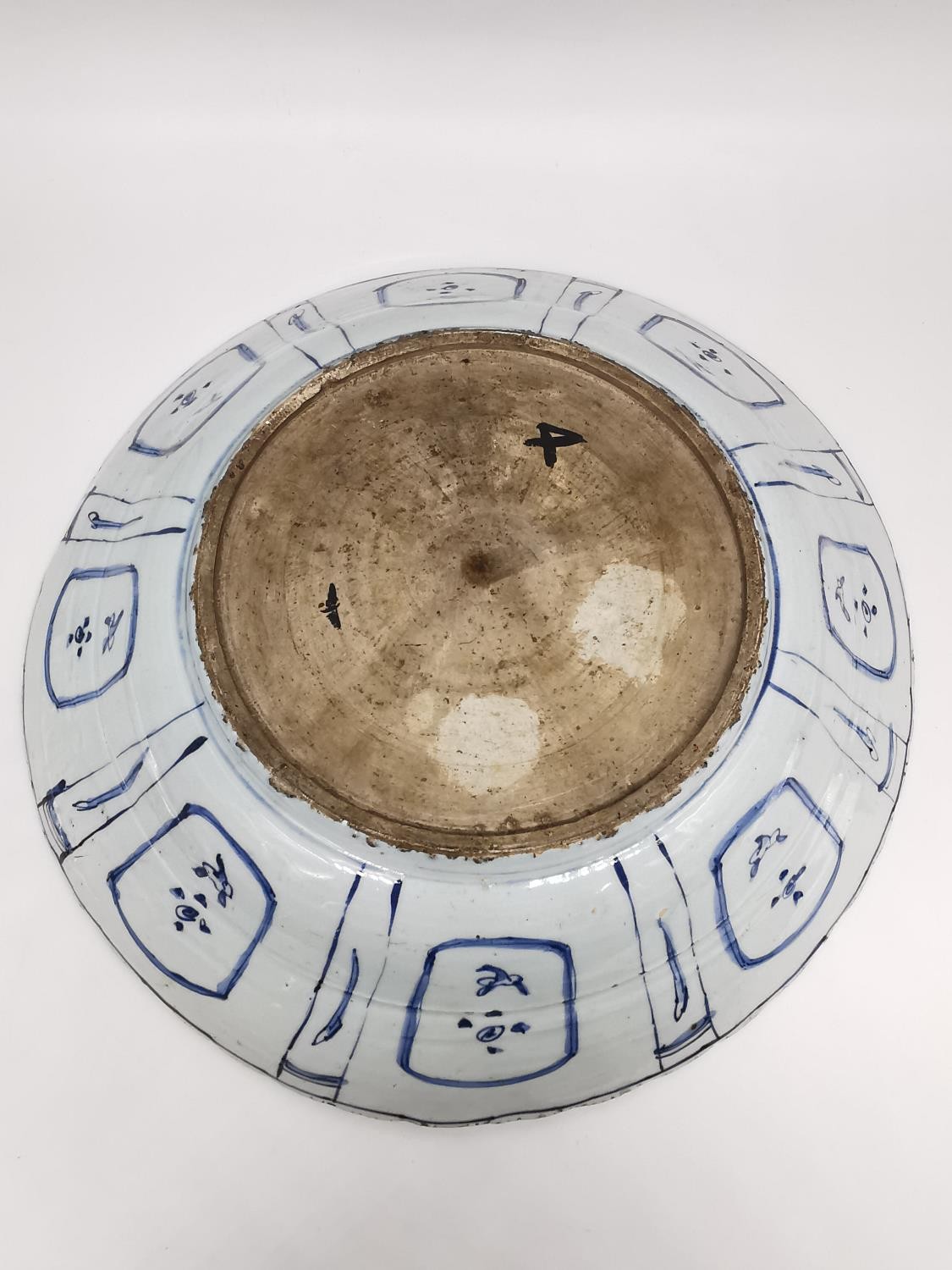 A very large Kangxi period Chinese Kraak blue and white charger decorated to its center with a - Image 10 of 14