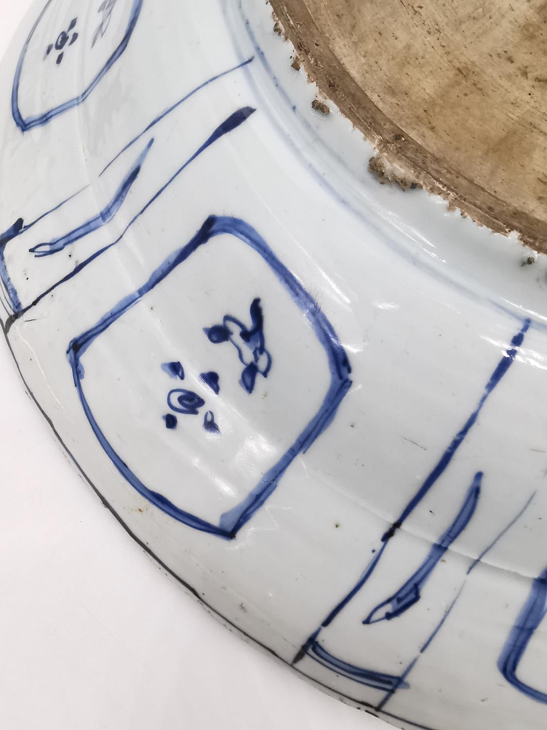 A very large Kangxi period Chinese Kraak blue and white charger decorated to its center with a - Image 12 of 14