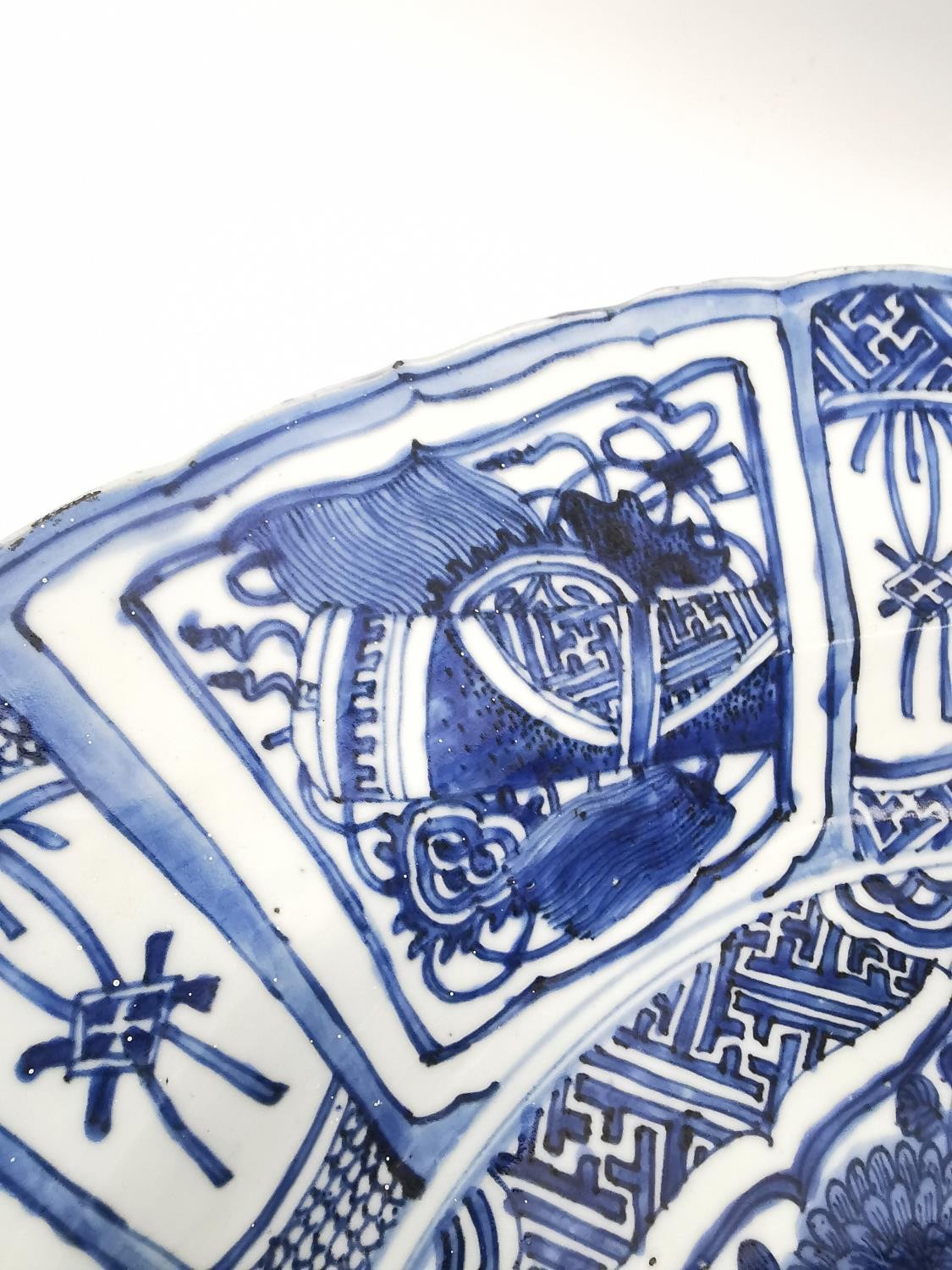 A very large Kangxi period Chinese Kraak blue and white charger decorated to its center with a - Image 5 of 14