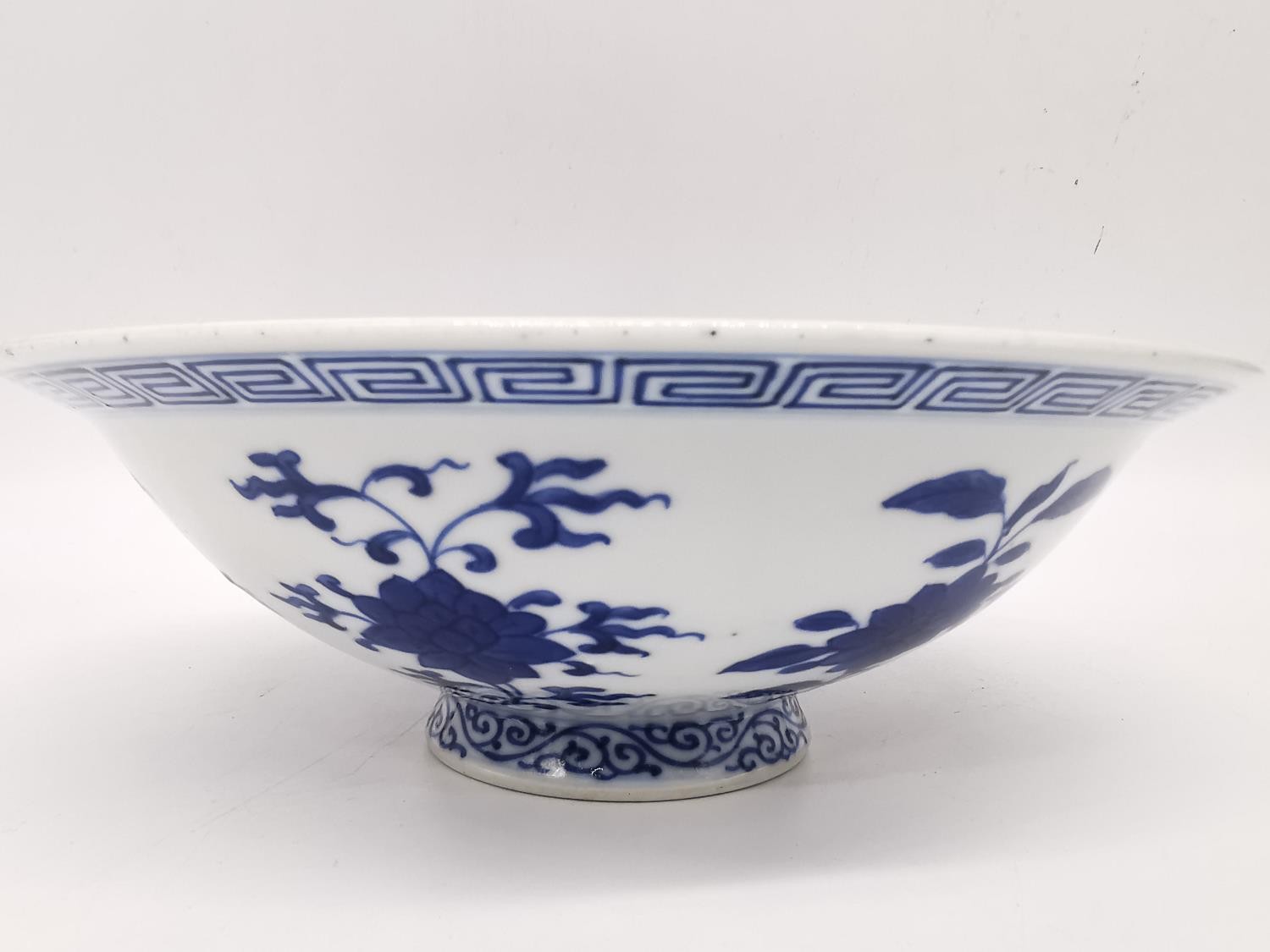 A Kangxi period Chinese blue and white footed stylised Lotus flower bowl. Around the rim a Greek key - Image 8 of 11