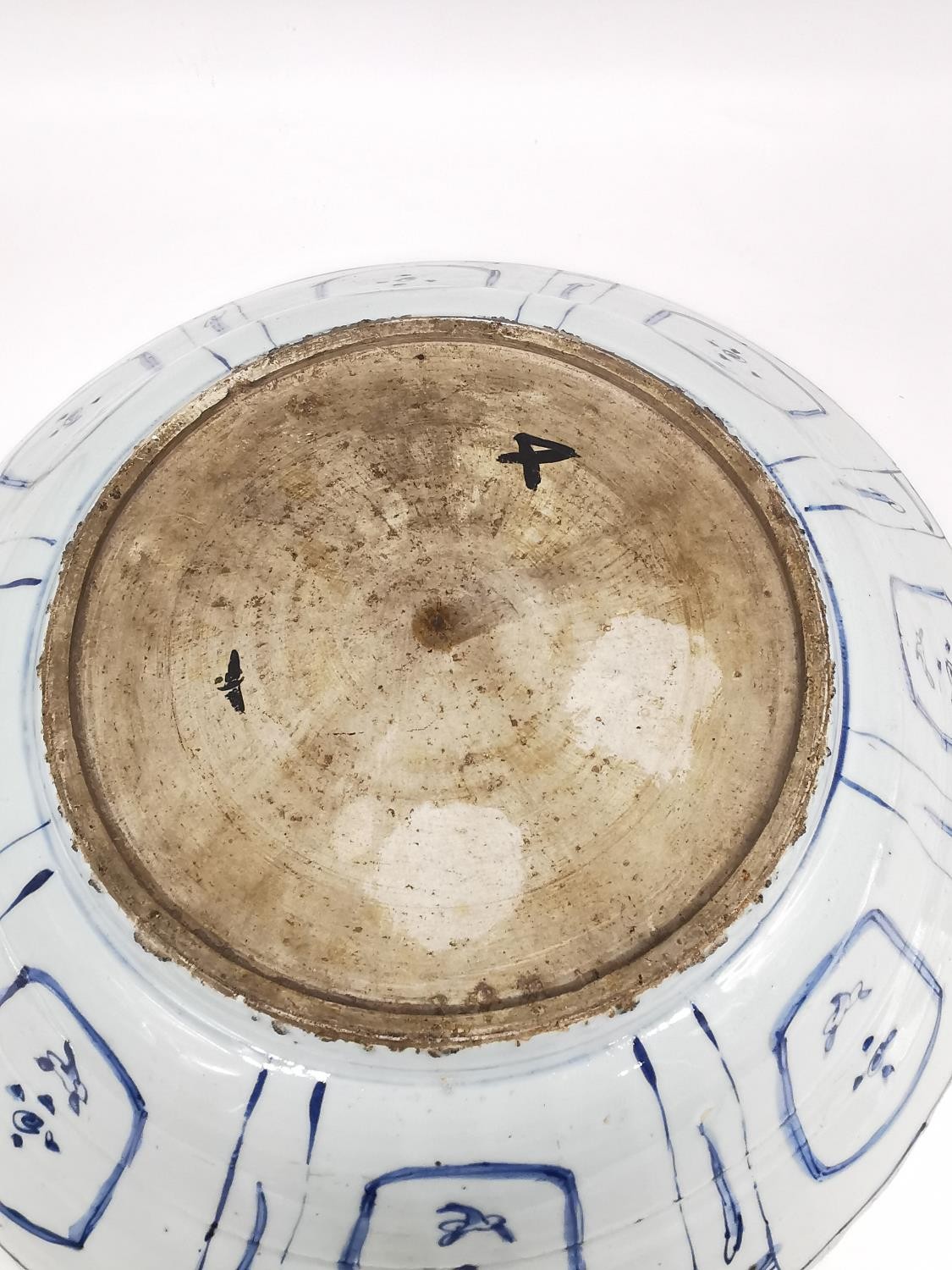 A very large Kangxi period Chinese Kraak blue and white charger decorated to its center with a - Image 13 of 14
