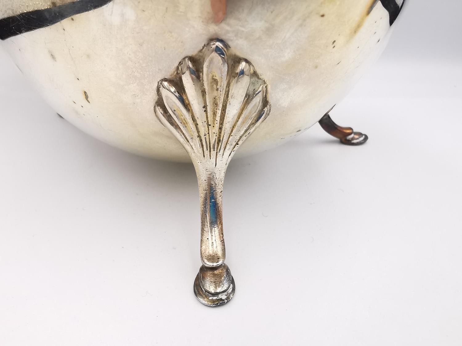 An Edwardian sterling silver sauce boat by Joseph Rodgers & Sons (handle broken) along with a - Image 5 of 14