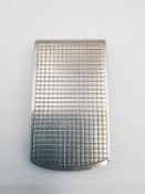 A silver Asprey money clip with an engraved grid design. Hallmarked: Asprey, Birmingham, 1992. L.5cm