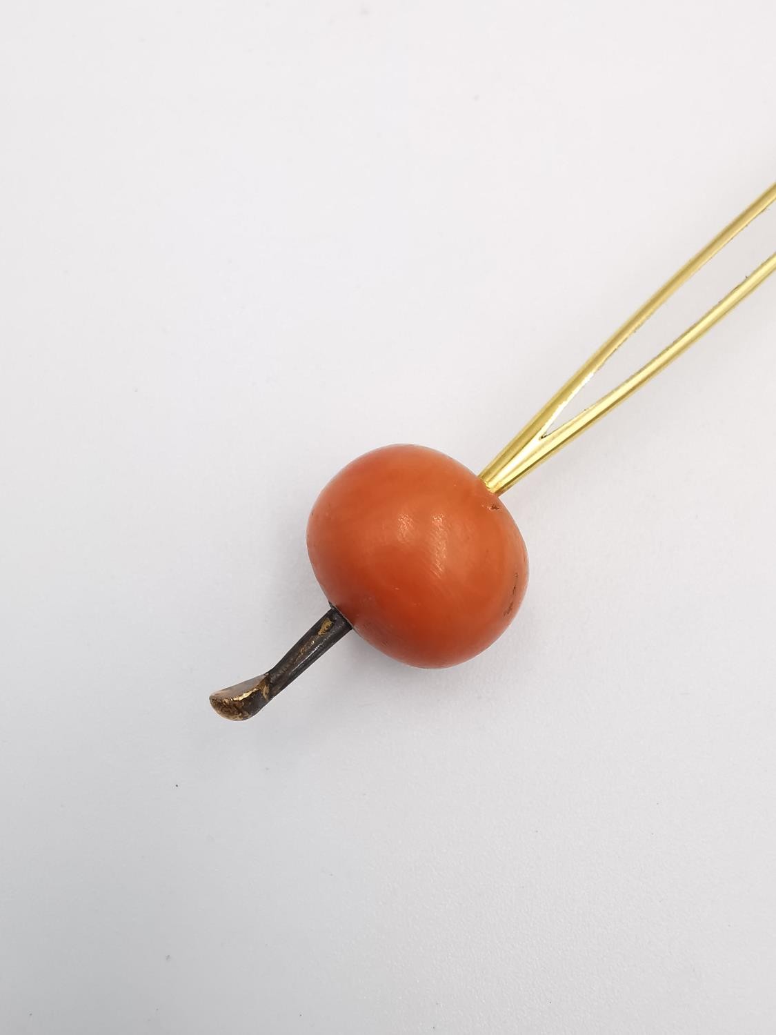 An orange velvet cased early 20th century Kanzashi coral and 14 carat yellow gold hair pin and sting - Image 5 of 9