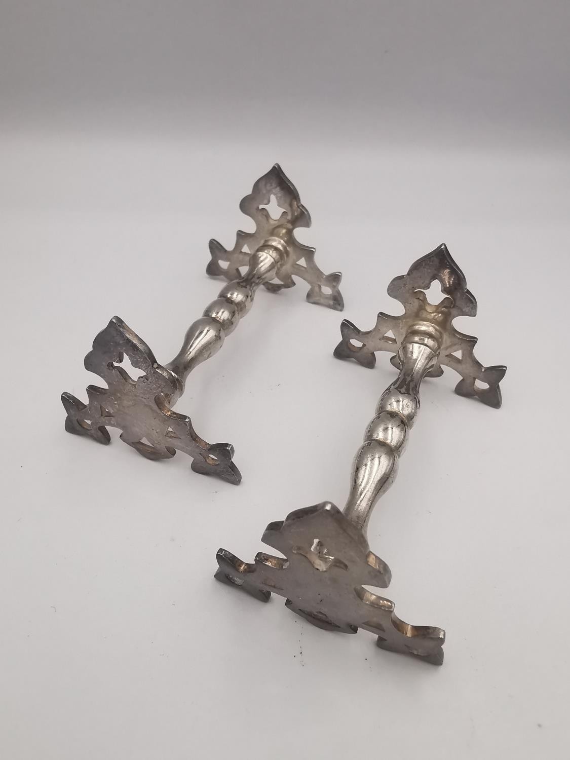 A collection of knife rests, a pair of Victorian silver knife rests with cross design ends by - Image 7 of 9