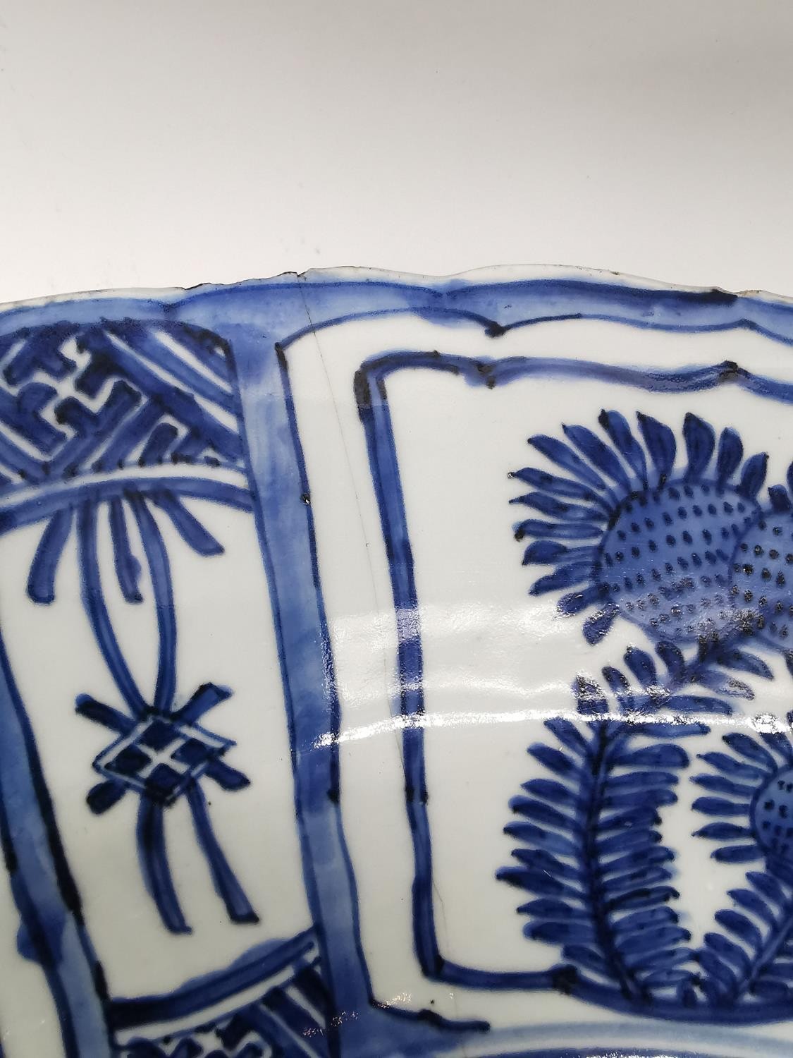 A very large Kangxi period Chinese Kraak blue and white charger decorated to its center with a - Image 9 of 14