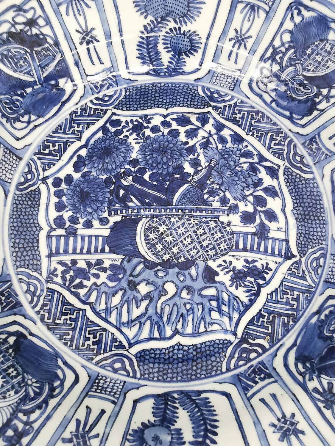 A very large Kangxi period Chinese Kraak blue and white charger decorated to its center with a - Image 2 of 14