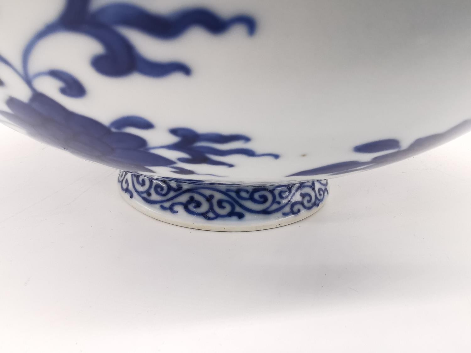 A Kangxi period Chinese blue and white footed stylised Lotus flower bowl. Around the rim a Greek key - Image 10 of 11