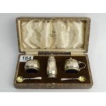 Walker & Hall boxed silver cruet set, Chester 1913 with matched spoons. UK Postage £12.
