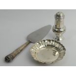 George V silver pepperette, London 1917, Elizabeth II silver dish, Birm.1975 and a silver handled