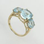9ct gold blue topaz three stone ring, 6 grams, size T, 11.8 grams. UK Postage £12.