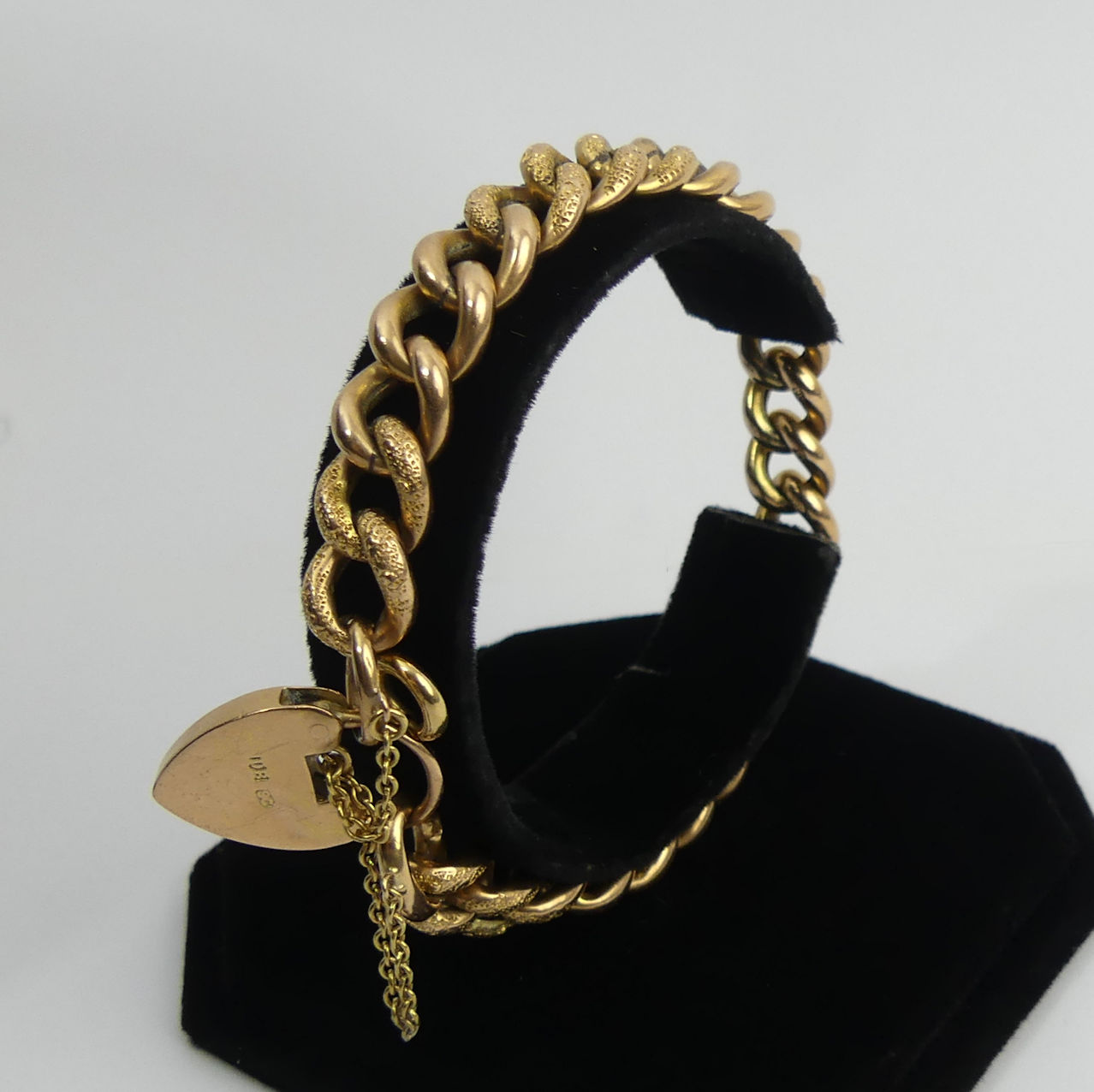 9ct gold textured and plain curb link gate bracelet, 18.6 grams. 10 mm wide. UK Postage £12. - Image 3 of 3