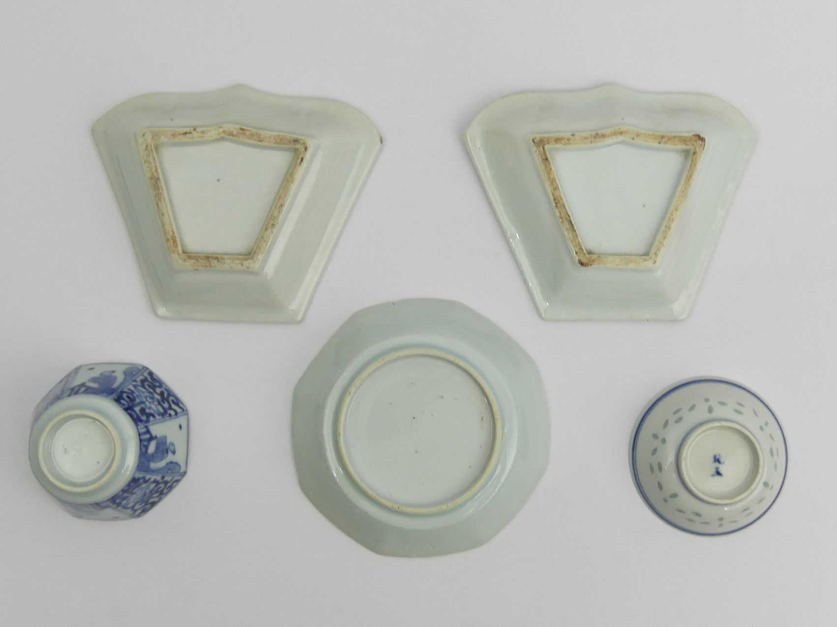 Four Chinese blue and white porcelain dishes and a tea bowl. Tea bowl 4.5 cm high. UK Postage £14. - Image 3 of 3