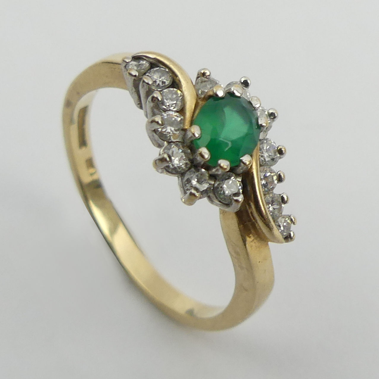 9ct gold green and white stone ring, 2.6 grams. Size P, 9 mm wide. UK Postage £12.