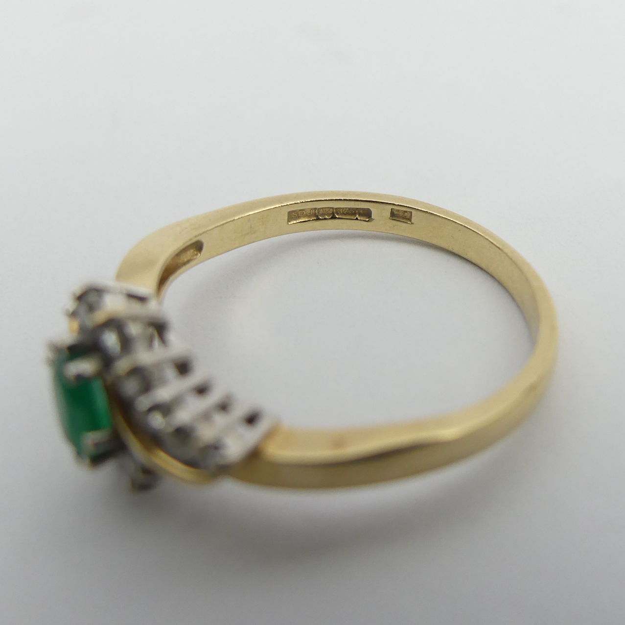 9ct gold green and white stone ring, 2.6 grams. Size P, 9 mm wide. UK Postage £12. - Image 6 of 6