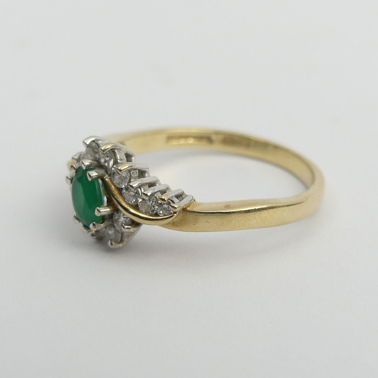 9ct gold green and white stone ring, 2.6 grams. Size P, 9 mm wide. UK Postage £12. - Image 3 of 6