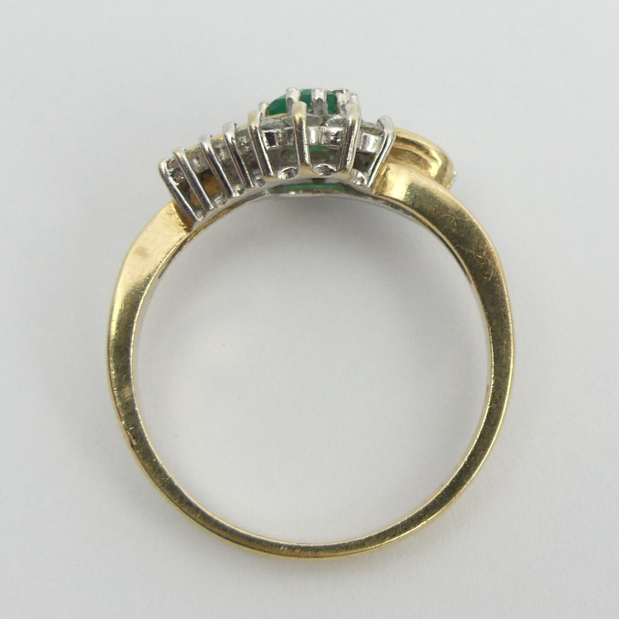 9ct gold green and white stone ring, 2.6 grams. Size P, 9 mm wide. UK Postage £12. - Image 4 of 6