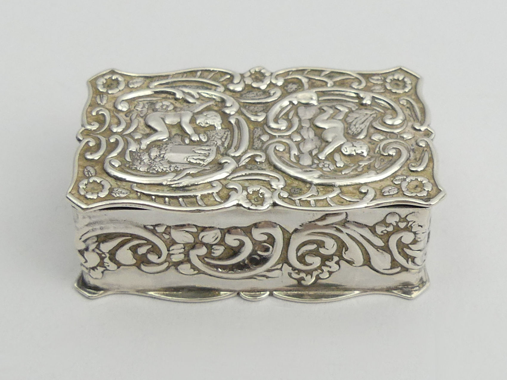 Elizabeth II silver snuff box, Birm.1978, William Manton, 24 grams, 43 x 27 x 15mm. UK Postage £12