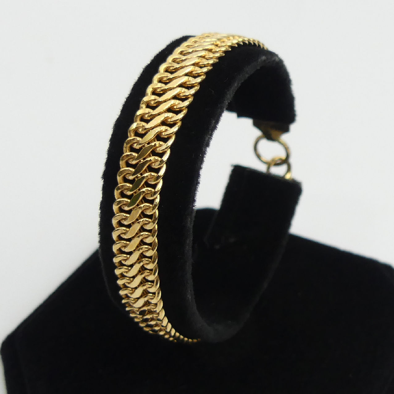 9ct gold fancy link bracelet, 6 grams, 19cm x 9mm wide. UK Postage £12. - Image 2 of 4