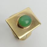 9ct gold chrysoprase set ring, 5.6 grams, 21.3mm, Size R. UK Postage £12.