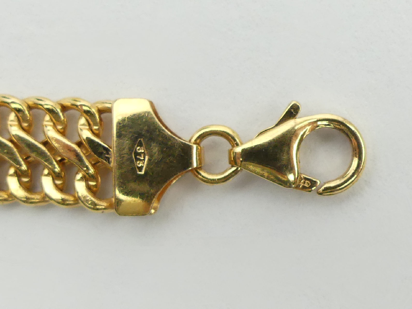 9ct gold fancy link bracelet, 6 grams, 19cm x 9mm wide. UK Postage £12. - Image 3 of 4