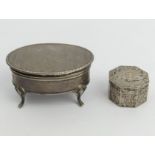 A silver hinged trinket box and a plush lined silver trinket box, Birmingham 1911, 124.8 grams,