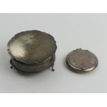 George V silver trinket box, Birm. 1926, and a silver compact, Birm. 1919, 133.8 grams, box 70 x