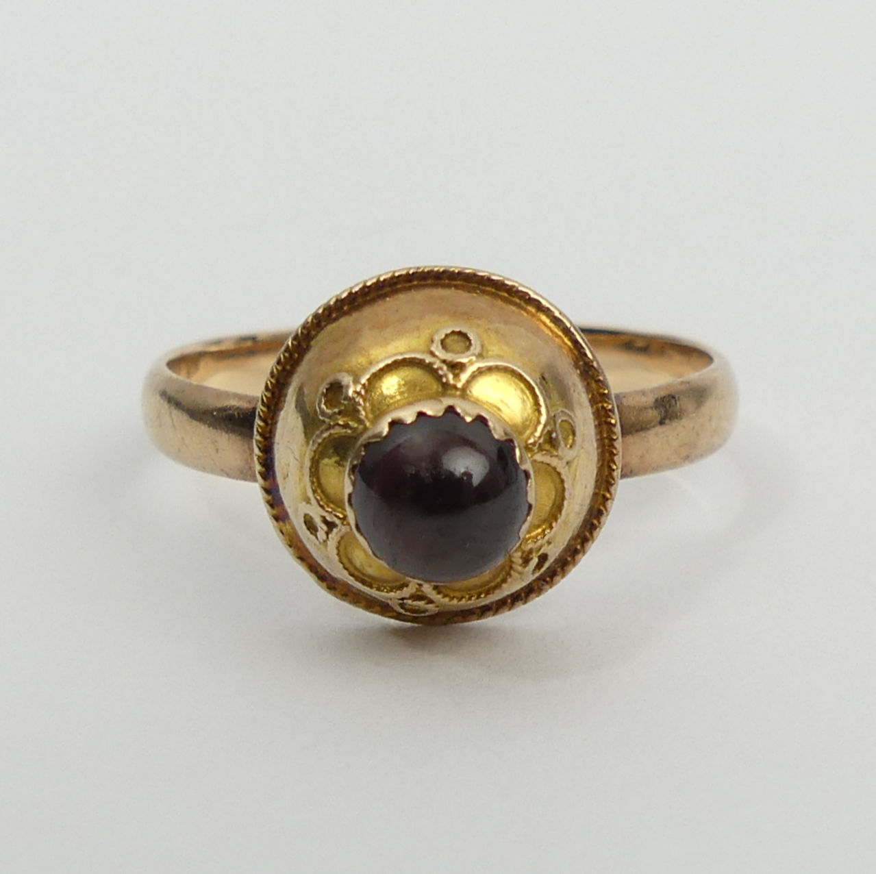 15ct gold garnet single stone ring, 2.2 grams, 10.6mm, size O. UK Postage £12. - Image 2 of 7