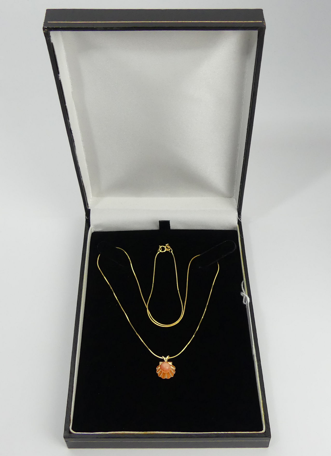 14ct gold coral pendant and chain, 2.4 grams. UK Postage £12.