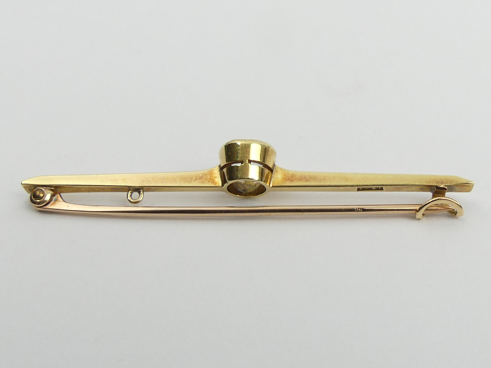 15ct gold aquamarine set bar brooch, 3.7 grams, 53mm x 9mm. UK Postage £12. - Image 2 of 4