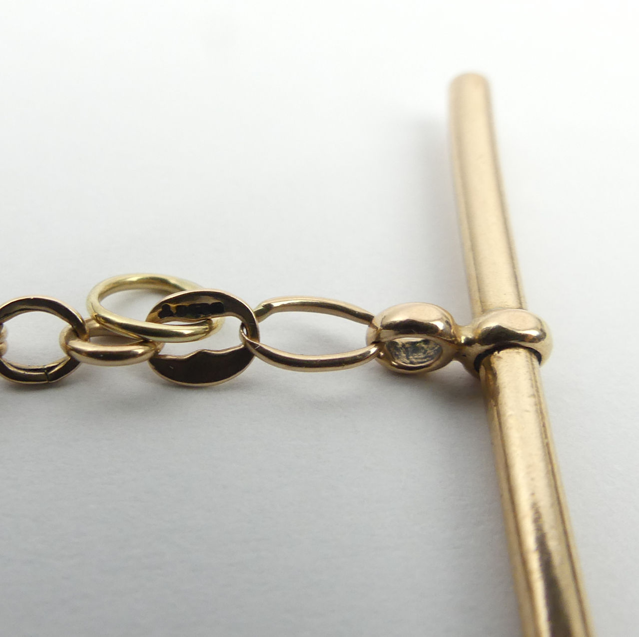 9ct gold T-bar and clip bracelet, 4.9 grams. UK Postage £12. - Image 3 of 4