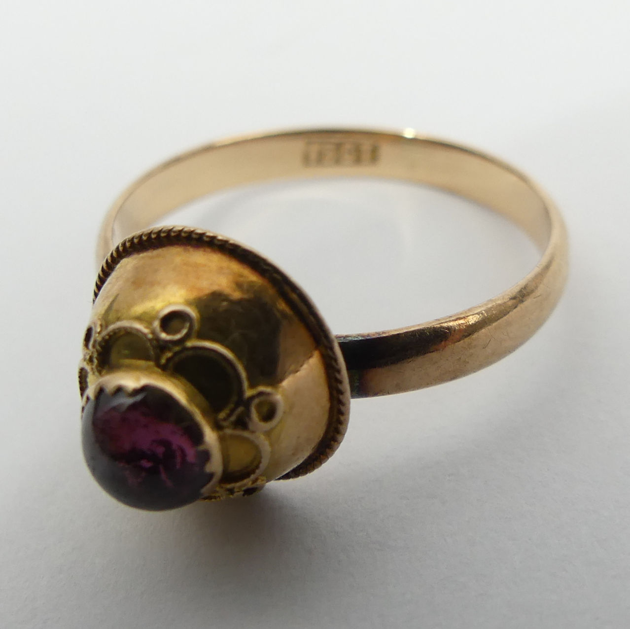 15ct gold garnet single stone ring, 2.2 grams, 10.6mm, size O. UK Postage £12. - Image 6 of 7