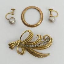 A pair of 9ct gold cultured pearl earrings, a stone set gold tone brooch and a gold bezel. UK