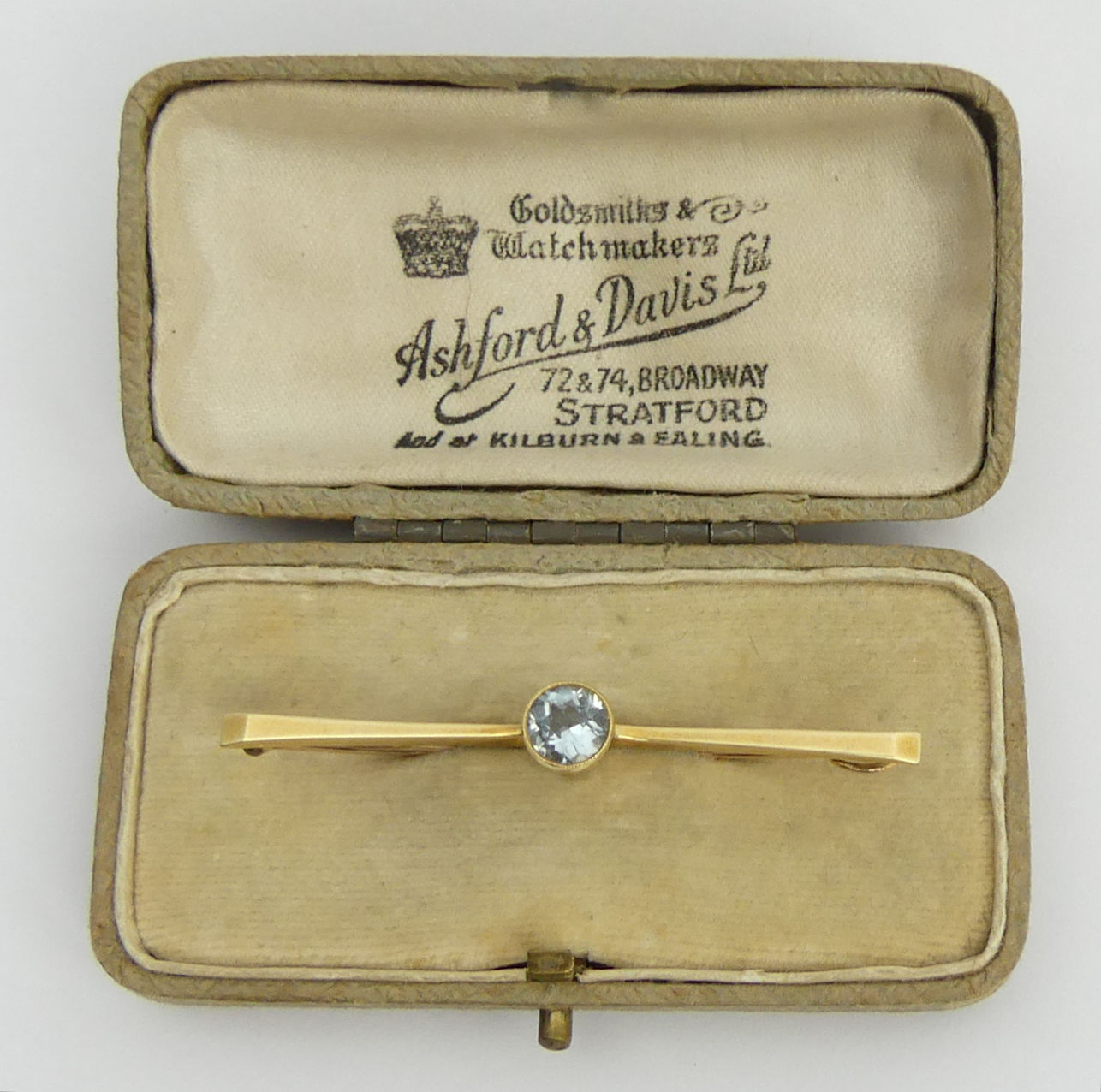 15ct gold aquamarine set bar brooch, 3.7 grams, 53mm x 9mm. UK Postage £12. - Image 4 of 4