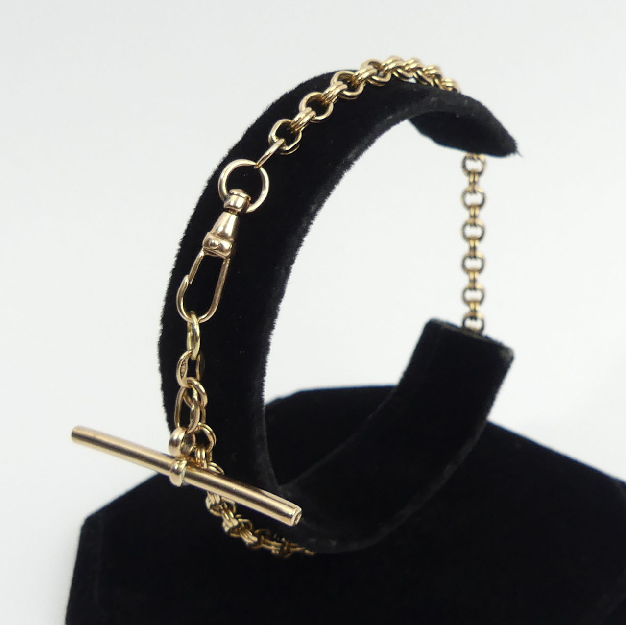 9ct gold T-bar and clip bracelet, 4.9 grams. UK Postage £12. - Image 4 of 4